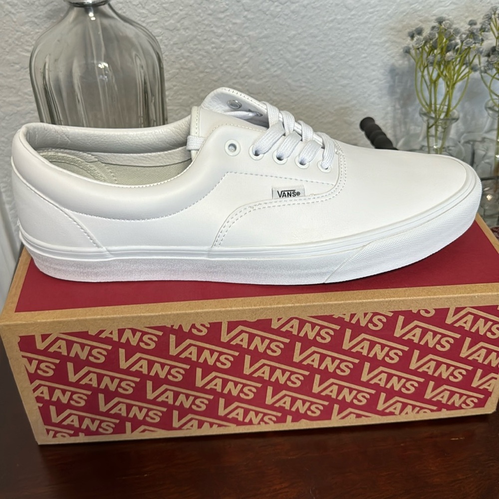 Brand new classic rumble era vans white faux leather size 12